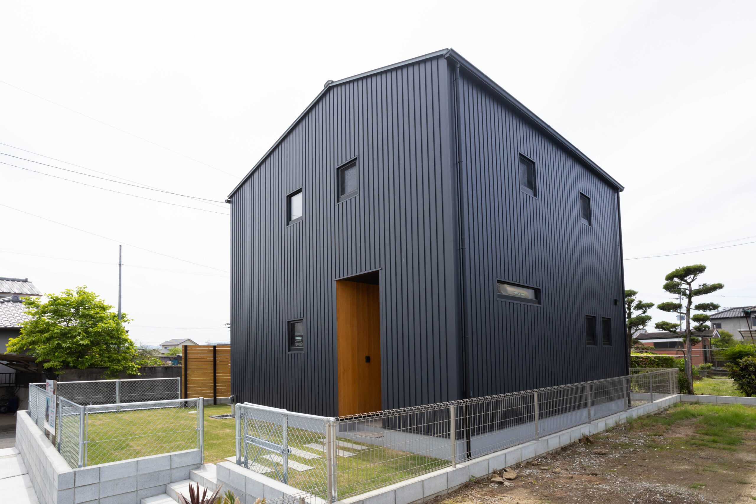 広々デッキリビングとwood fenceが映えるthestylish modern house