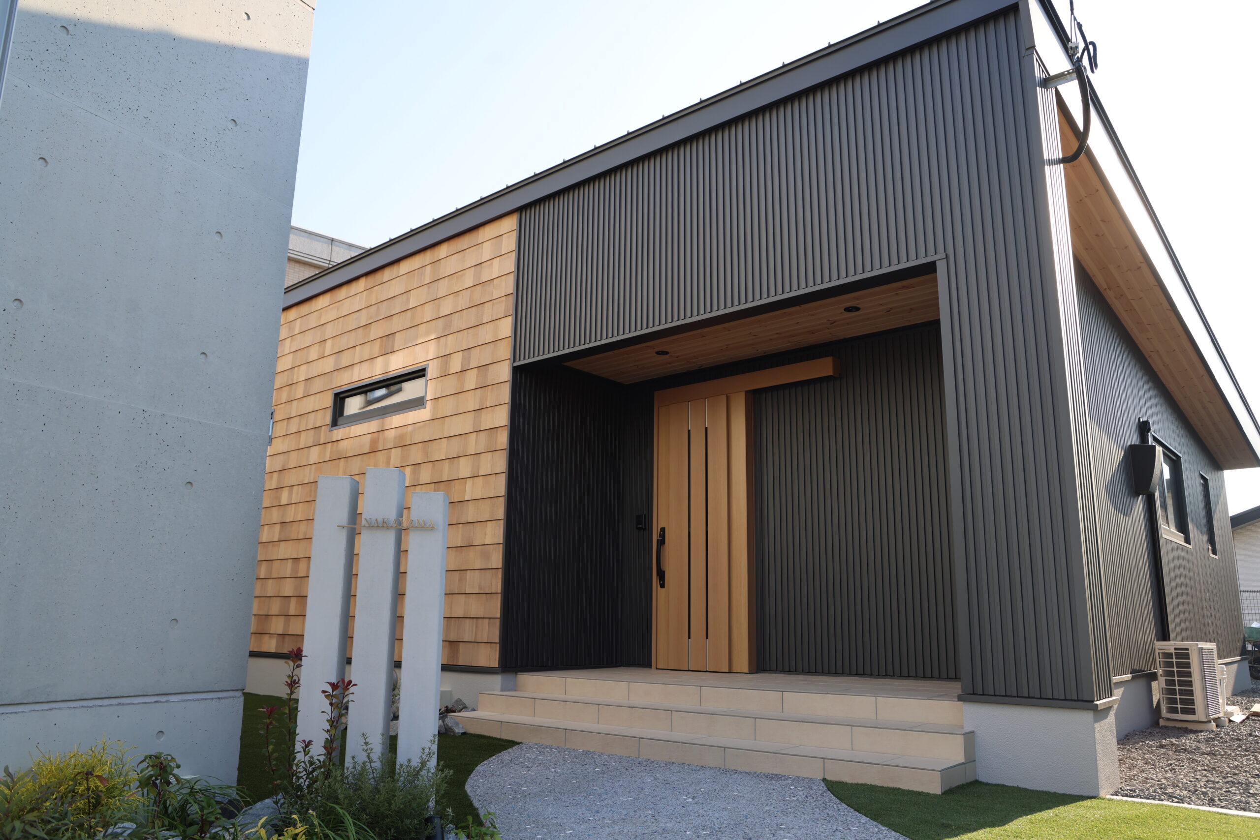 cafe terrace &ジャパンディー和室に計画照明された漆喰モダンハウス