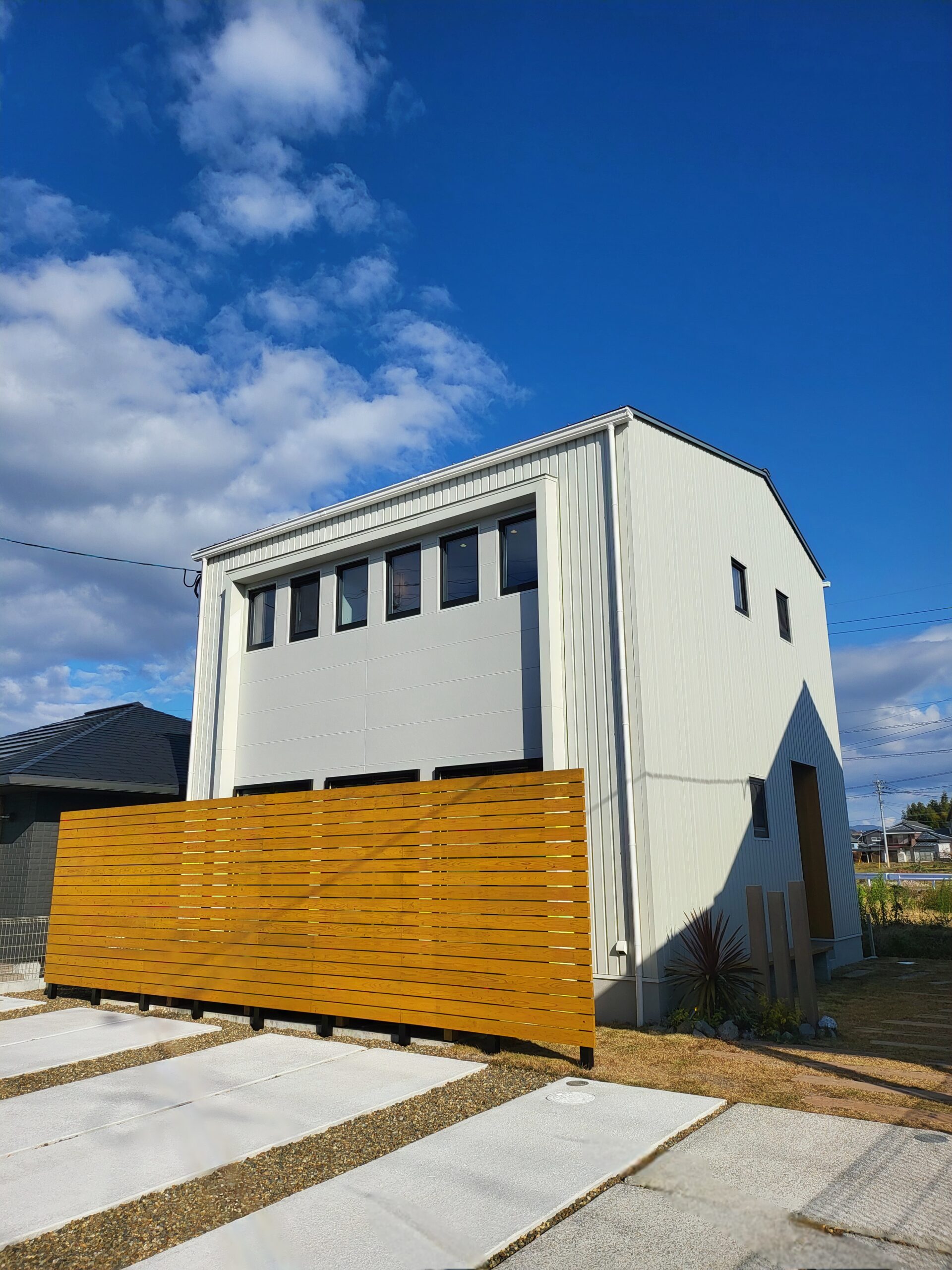 吹抜けでつながる家族と空調の家〜the simplemodern～