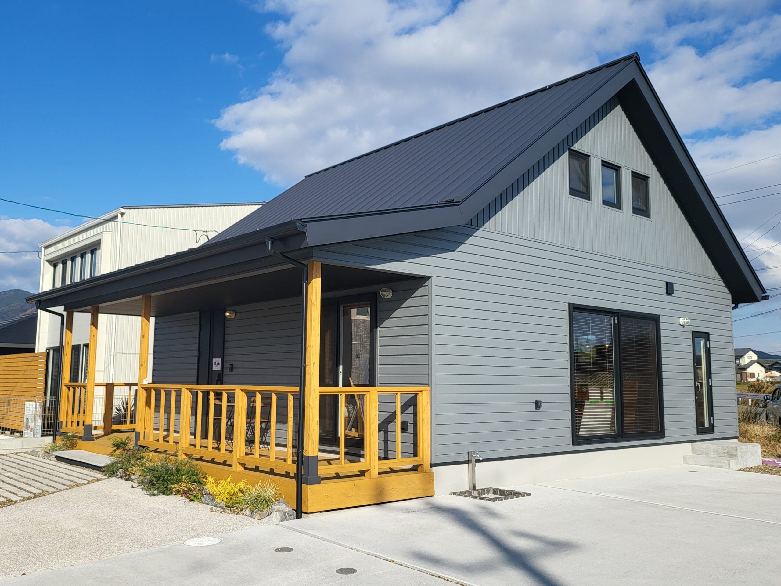 将来を見据えた吹抜けロフトのある平家型American deck house