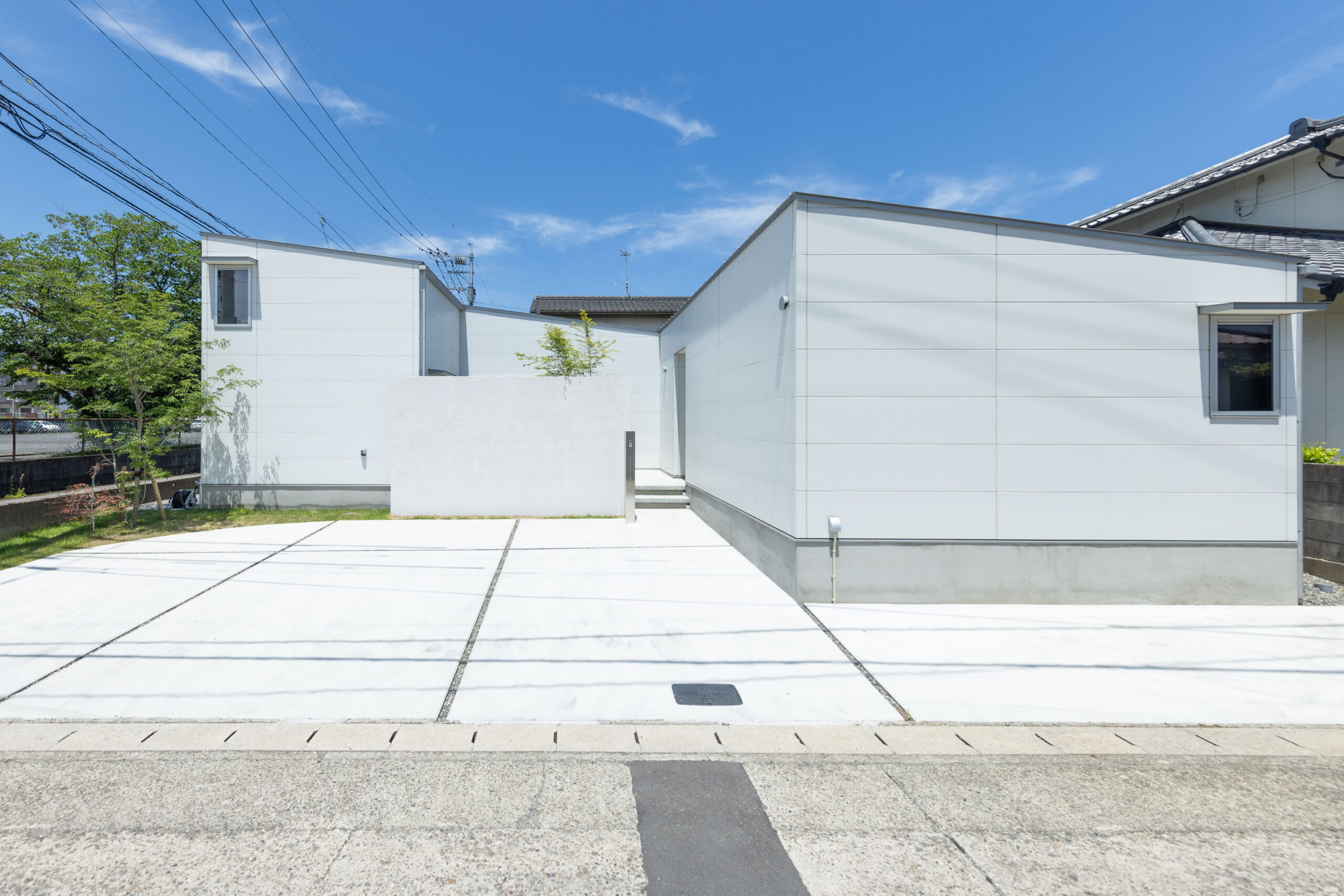 空を抱く、静謐の平屋